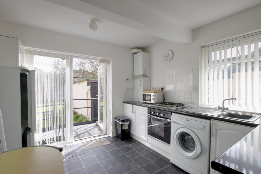 Lonsdale Avenue, Portchester photo 3