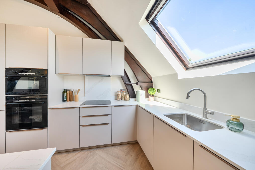 House in Hertsmere, Hertfordshire - More