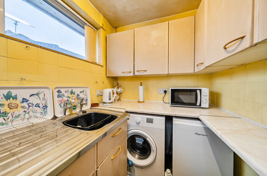 House in Waverley, Heath End, Farnham - More
