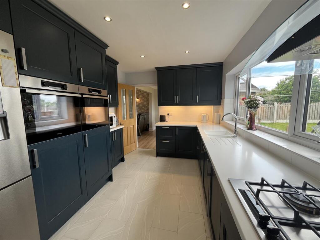 Greenacre Drive, Wyke, Bradford photo 2