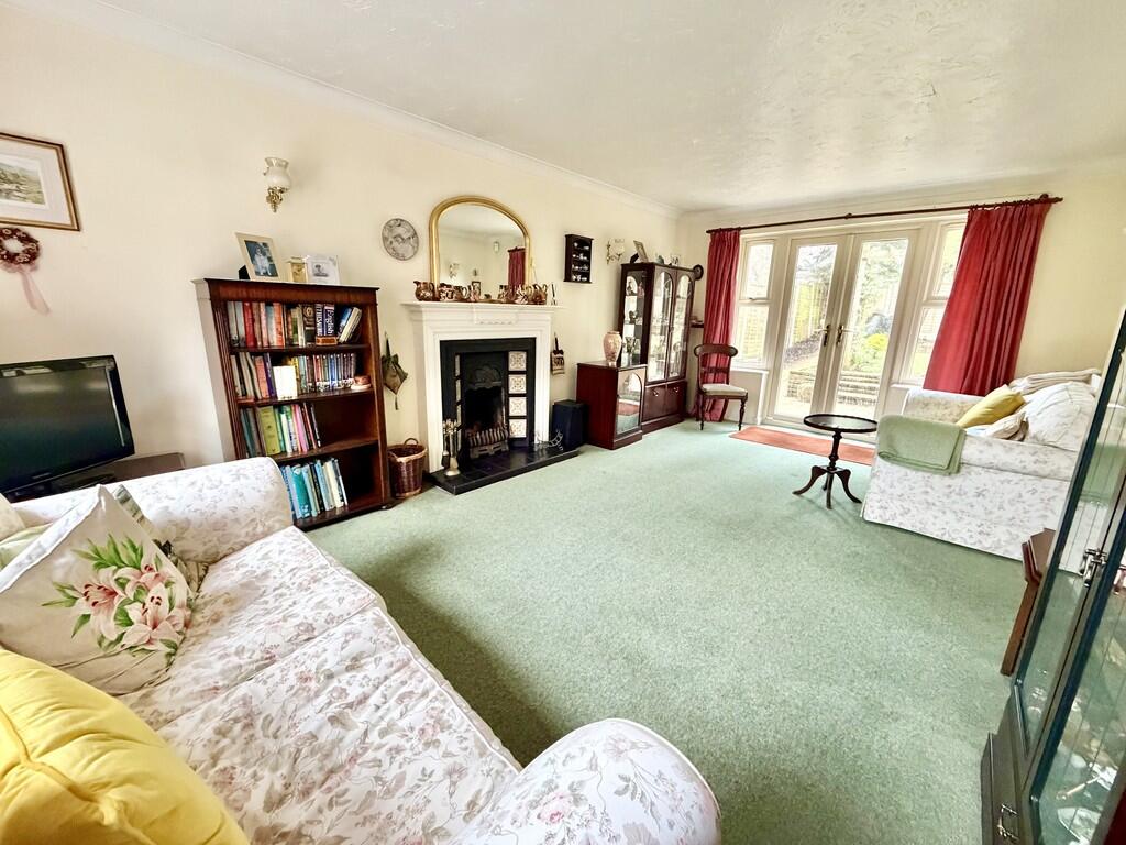 Twin Oaks Close, Broadstone photo 3