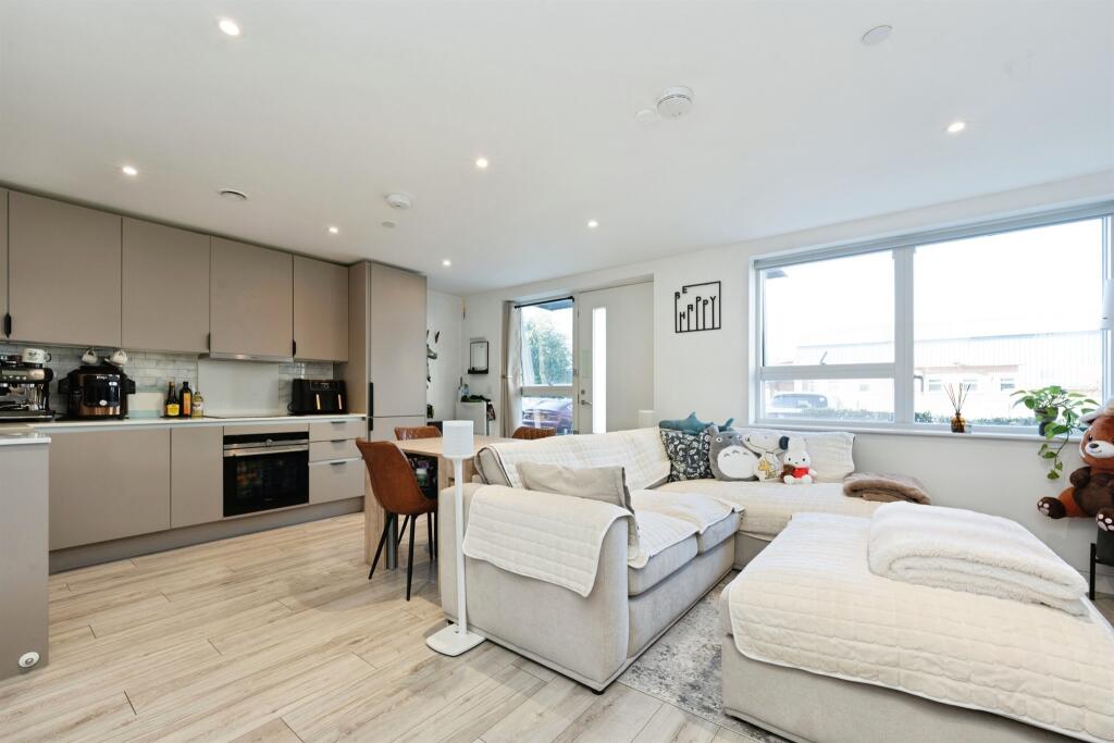 Apartment in Watford, Hertfordshire - View 2