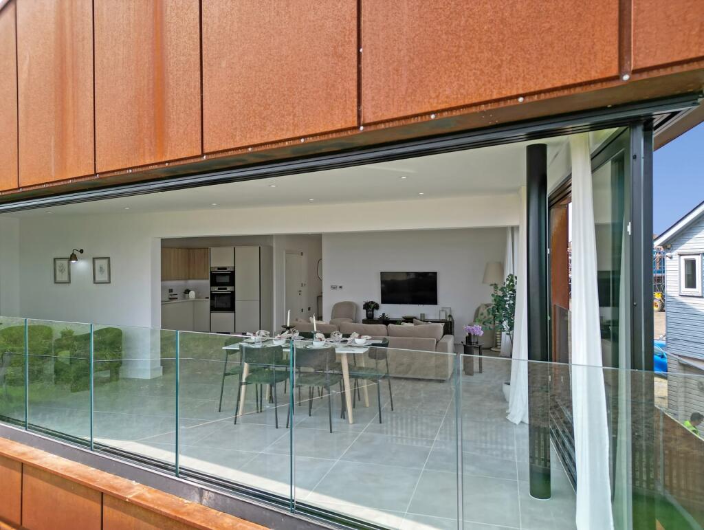 House in Rochford, Hullbridge - View 3
