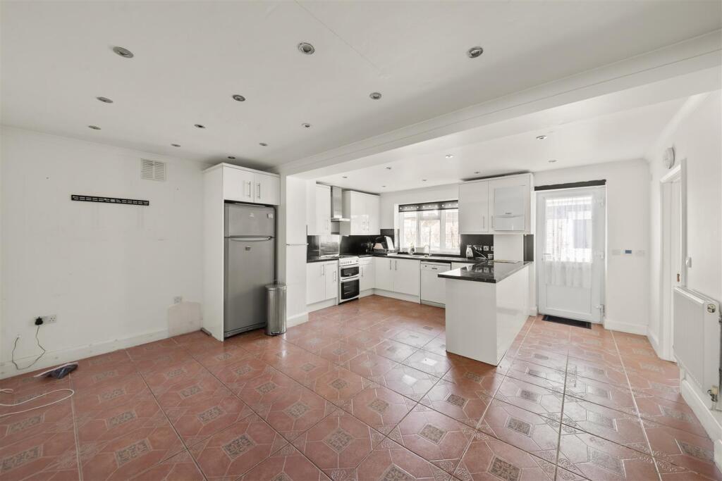 Northfield Road, Heston photo 3