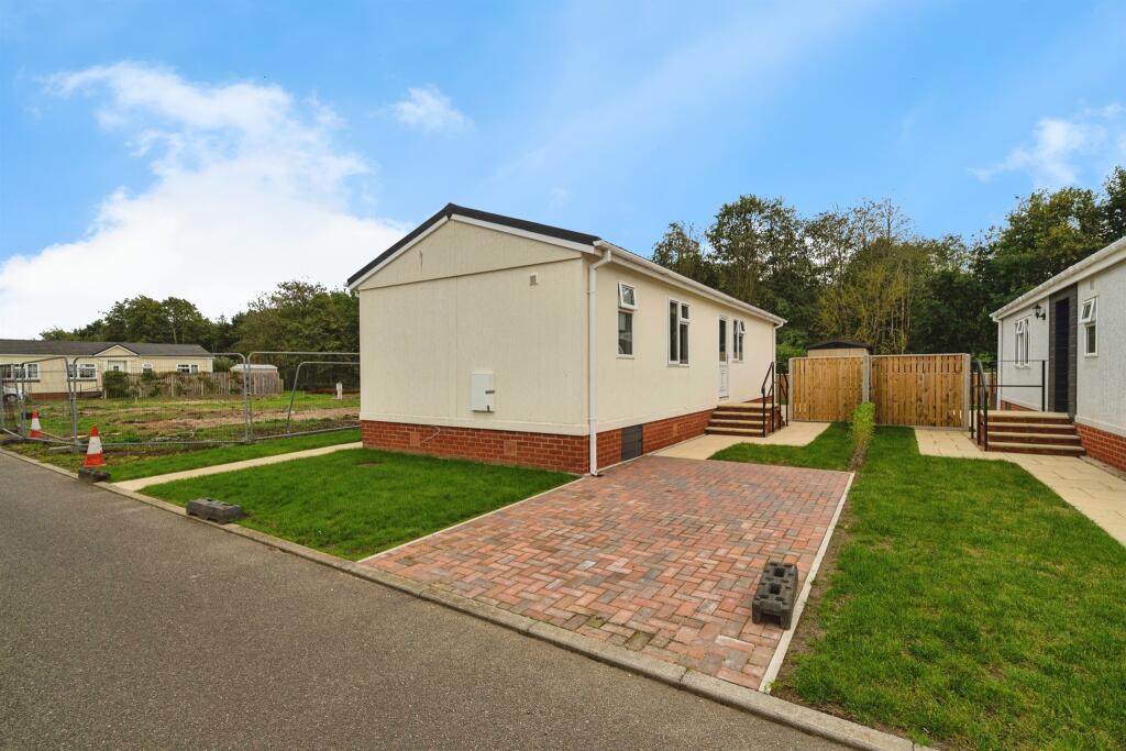 2-bed caravan on Stuston Road, Diss, £179,000