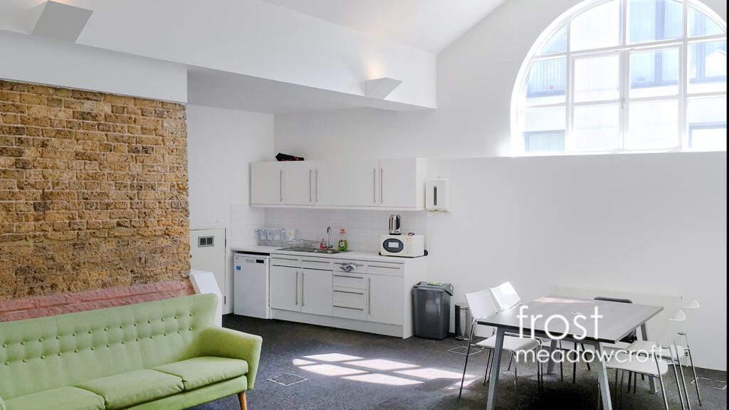 7 Glenthorne Mews Hammersmith W6 office kit.jpg