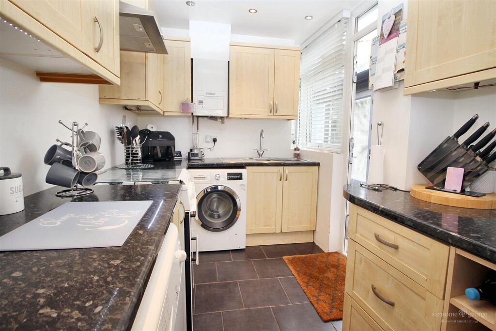 Grasmere Avenue, Tilehurst, Reading – další