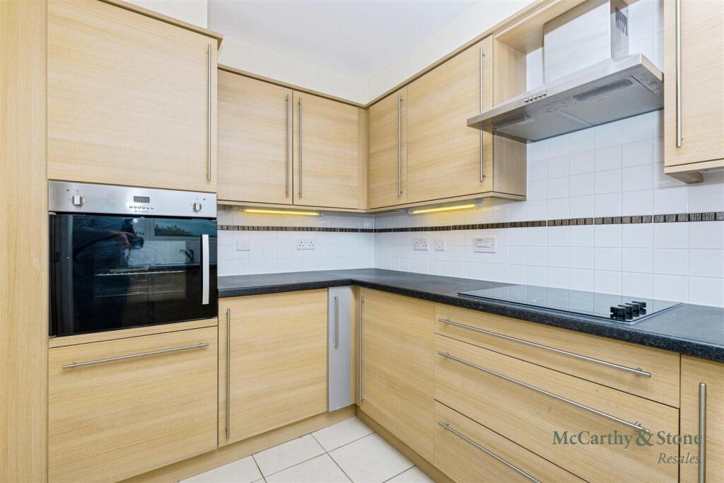 Apartment in Giffnock, Orchard Park - More