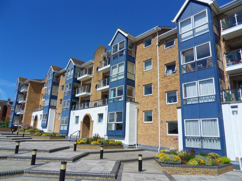 3-bed apartment on Admiral Gardens, Cowes, £320,000