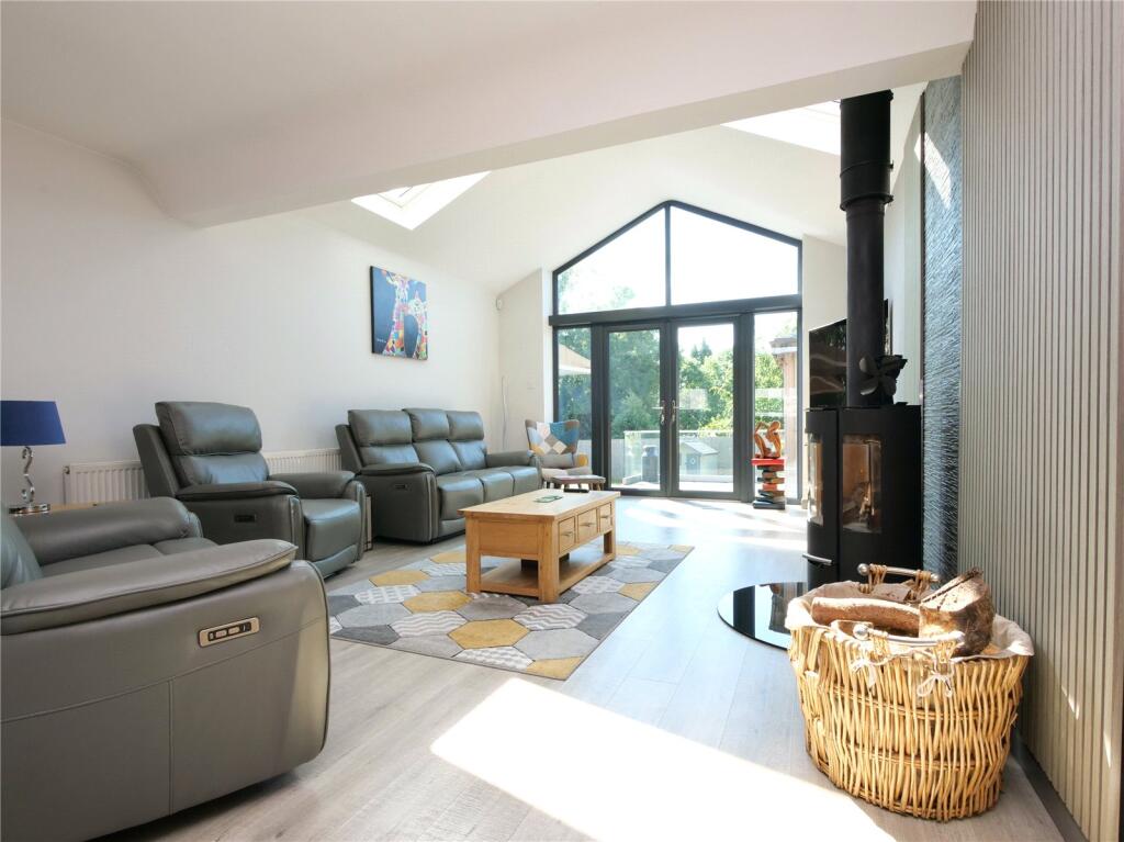 A Superb Four Bedroom Bungalow on The Dymboro, Midsomer Norton photo 3