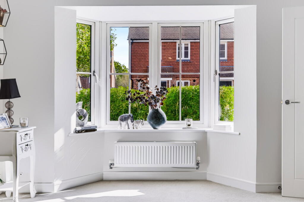 House in Reigate and Banstead, Greenfields, Horley - More