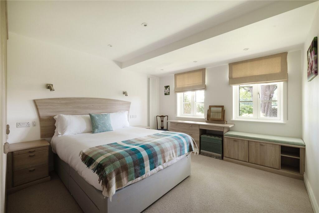 Burford Hill Mews, Burford, Oxfordshire, OX18 - More