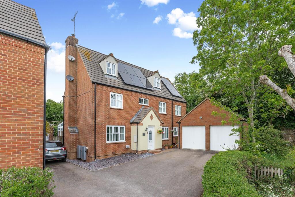 Main image of property: Walsingham Close, Bloxham