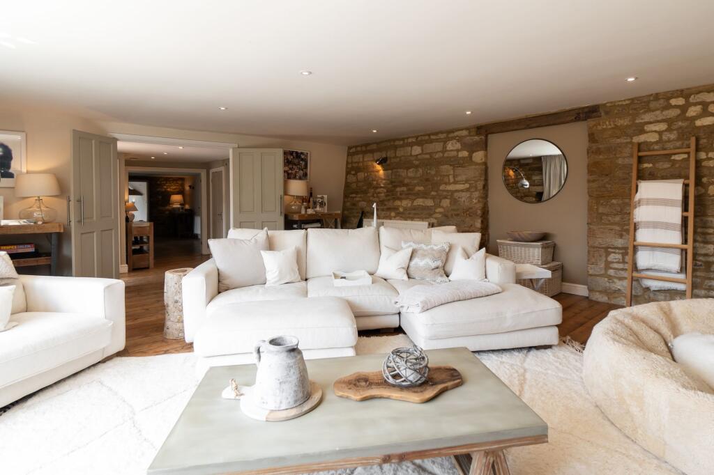 The Square, Moreton Pinkney, NN11 - View 4