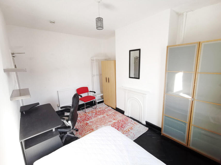 House in Leeds, Woodhouse Cliff, Woodhouse - More