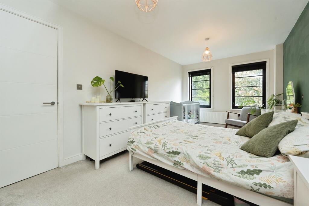 Apartment in Watford, Hertfordshire - View 5