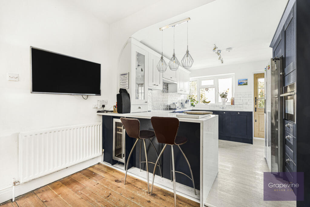 House in Twyford, Wokingham - View 2