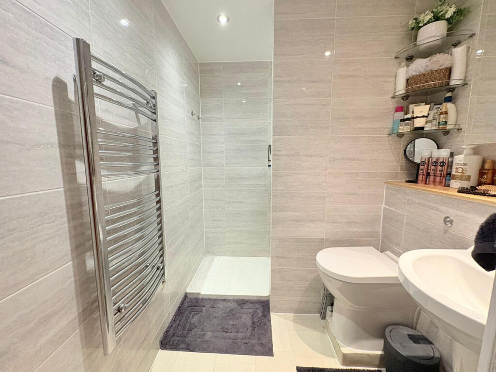 Apartment in Dacorum, Hertfordshire - View 6