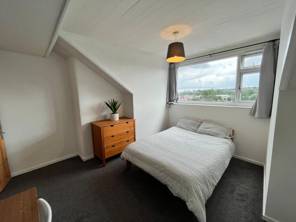 House in Leeds, West Yorkshire - View 5