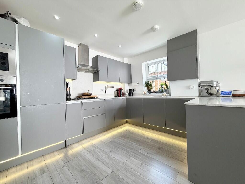 Apartment in Coulsdon, Purley - View 2