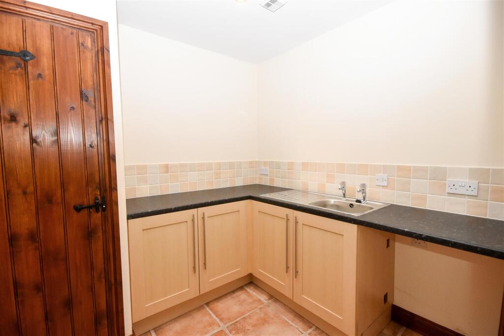 House in Newark and Sherwood, Cromwell - More