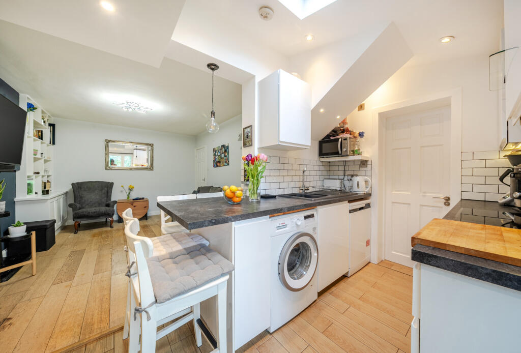 2-bed flat on Wide Way, Mitcham, CR4, £335,000