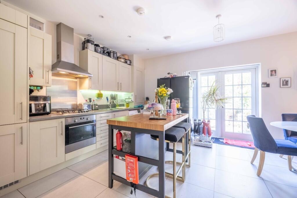 House in Slough - View 4