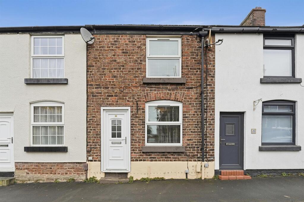 2-bed terraced on Fountain Street, Macclesfield, £175,000