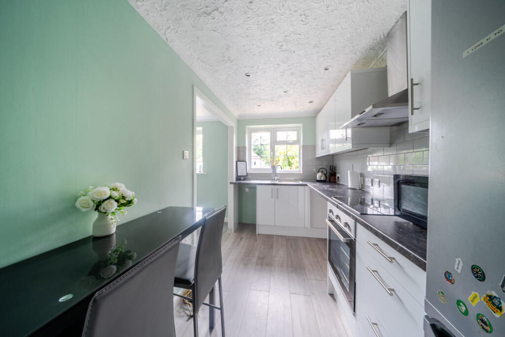 Apartment in Runnymede, Addlestone - View 5