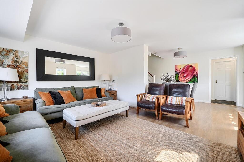House in Wokingham, Emmbrook - View 4