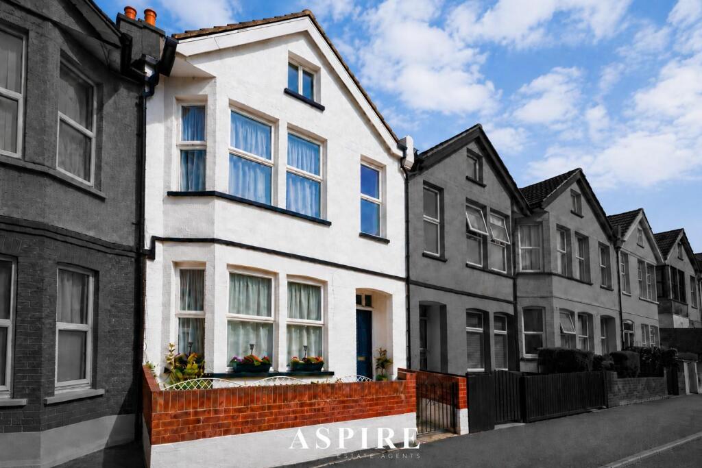 3-bed terraced on Brightwell Avenue, Westcliff-On-Sea, £350,000