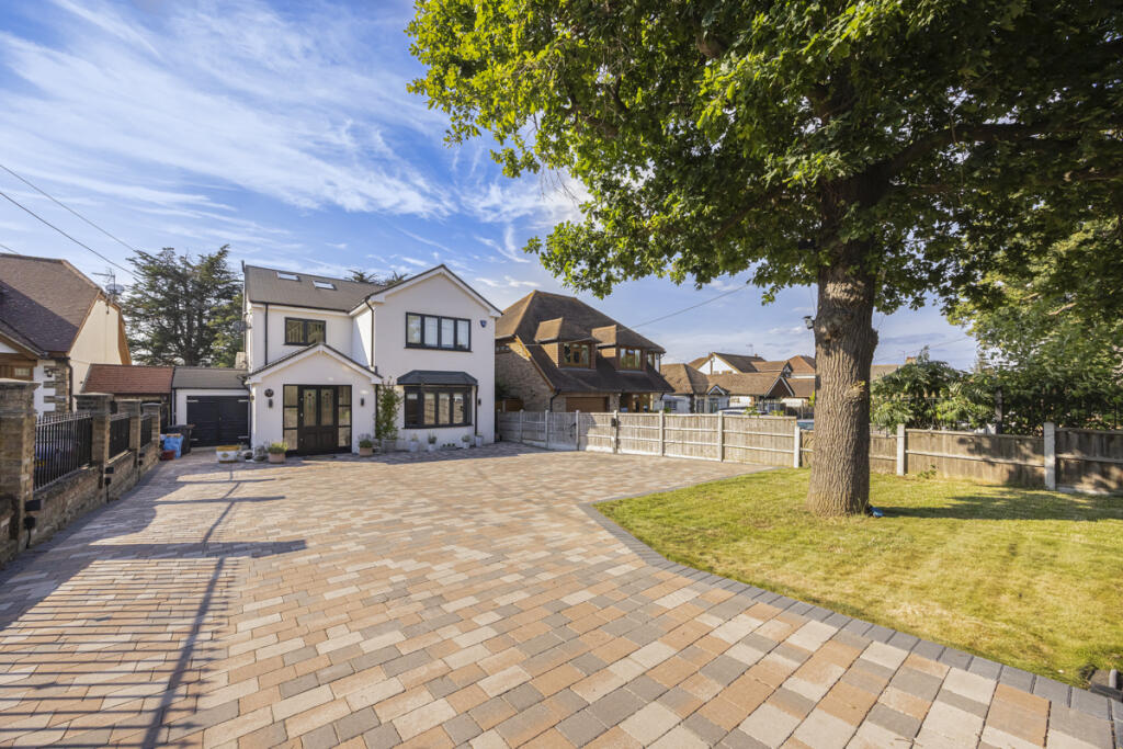 5 bedroom detached house at Nags Head Lane, Brentwood, London, CM14 — photo 3