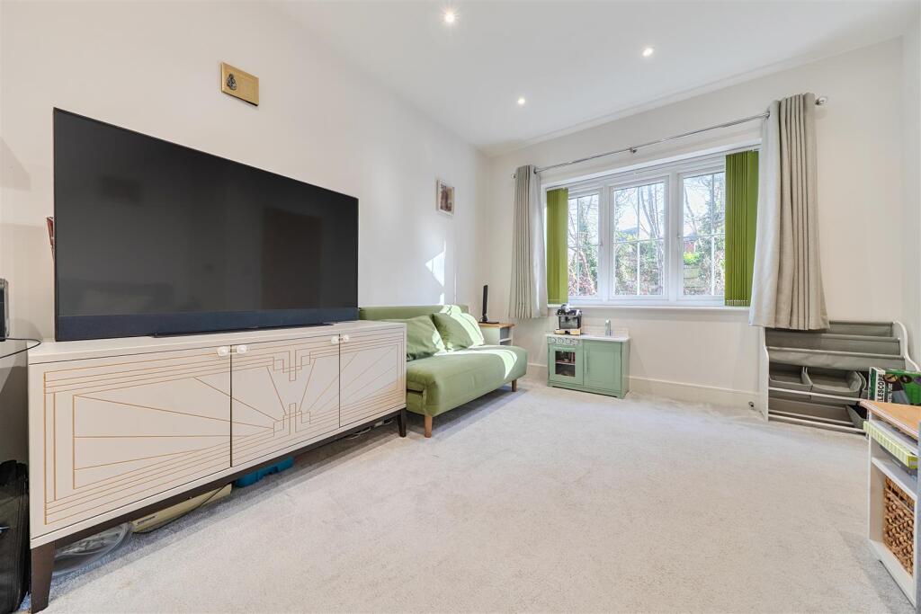 Woodlands Close, Barnham photo 4