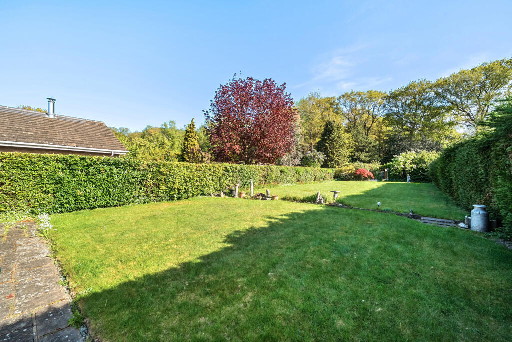 Almners Road, Lyne, Chertsey, KT16 photo 3