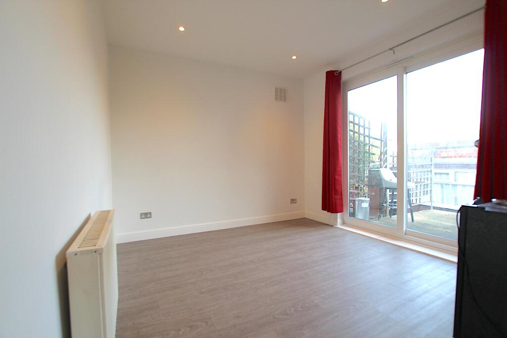 House in London, Southbury - View 2