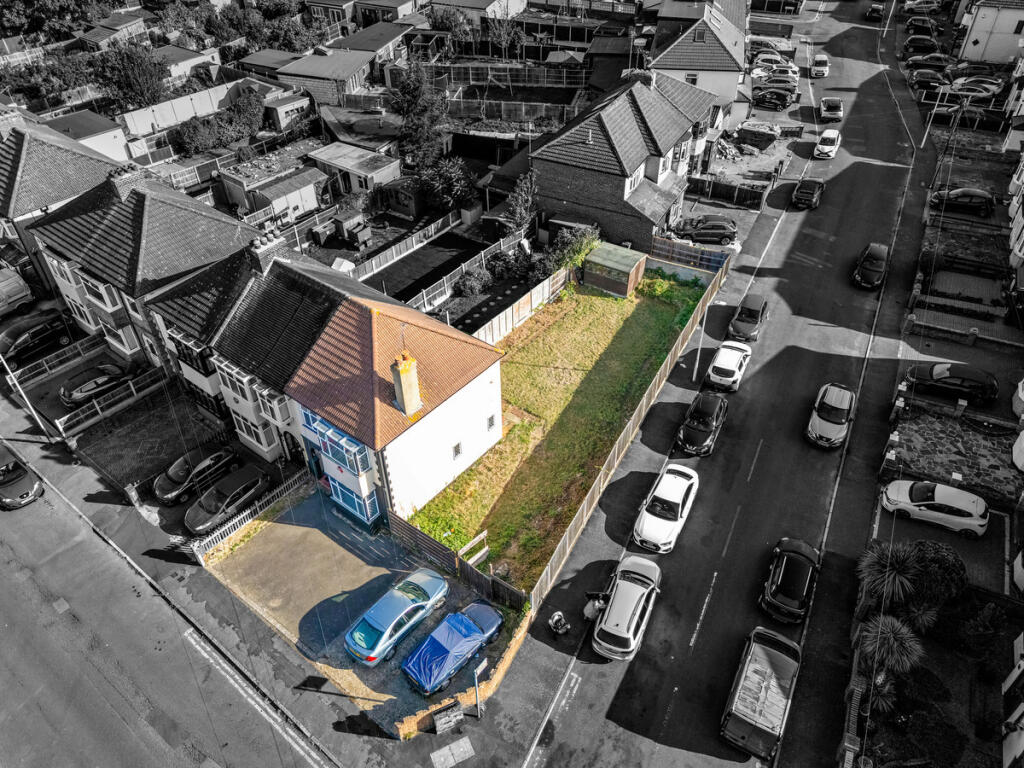 3-bed semi-detached on Southern Way, Romford, RM7, £600,000