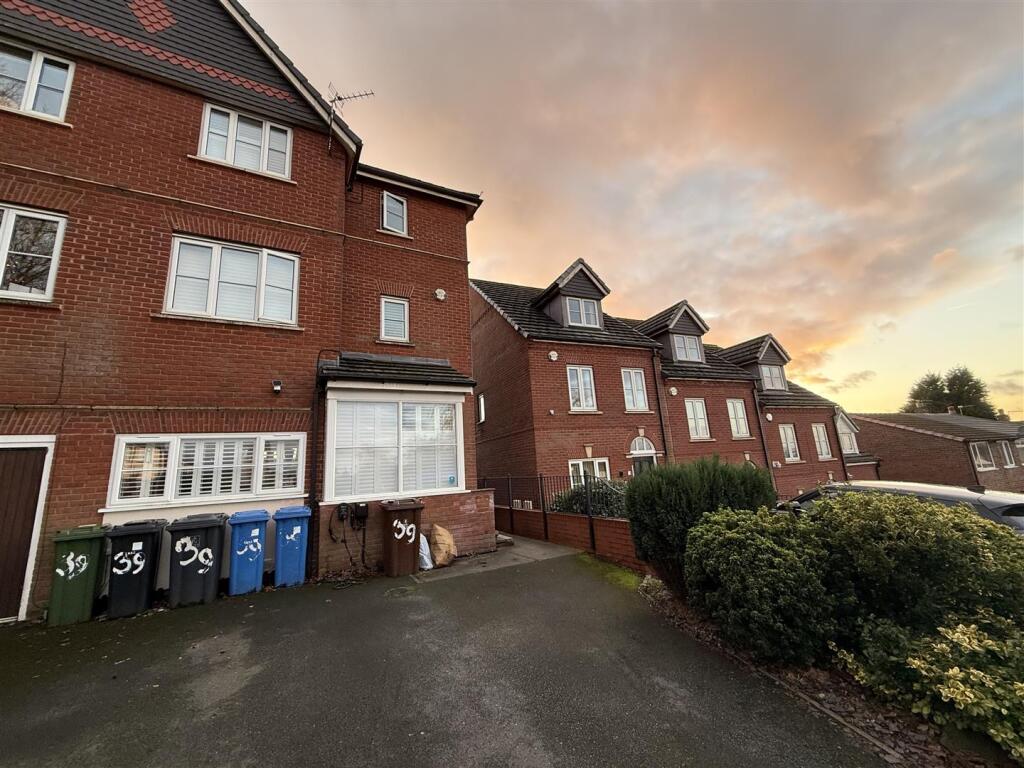 Main image of property: Yew Tree Lane, Dukinfield
