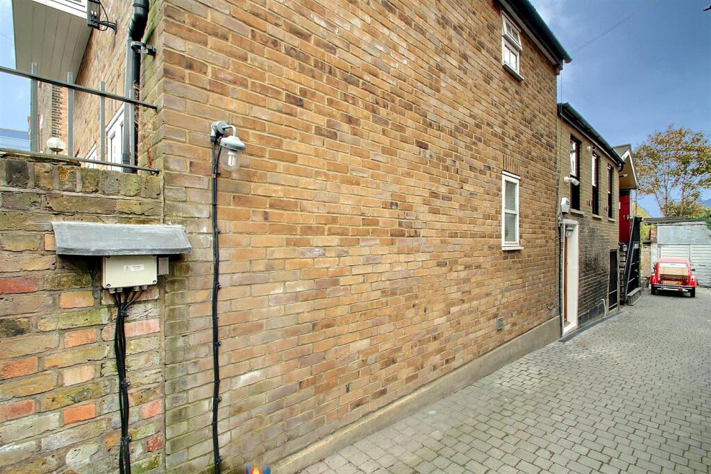 2 bedroom mews property for rent