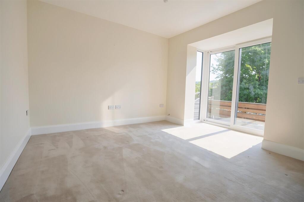 Brooklands Avenue, Holywell Green photo 5