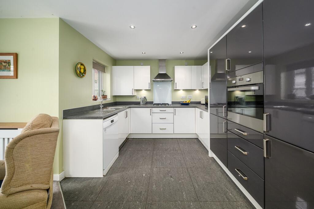 House in Worcester - View 5