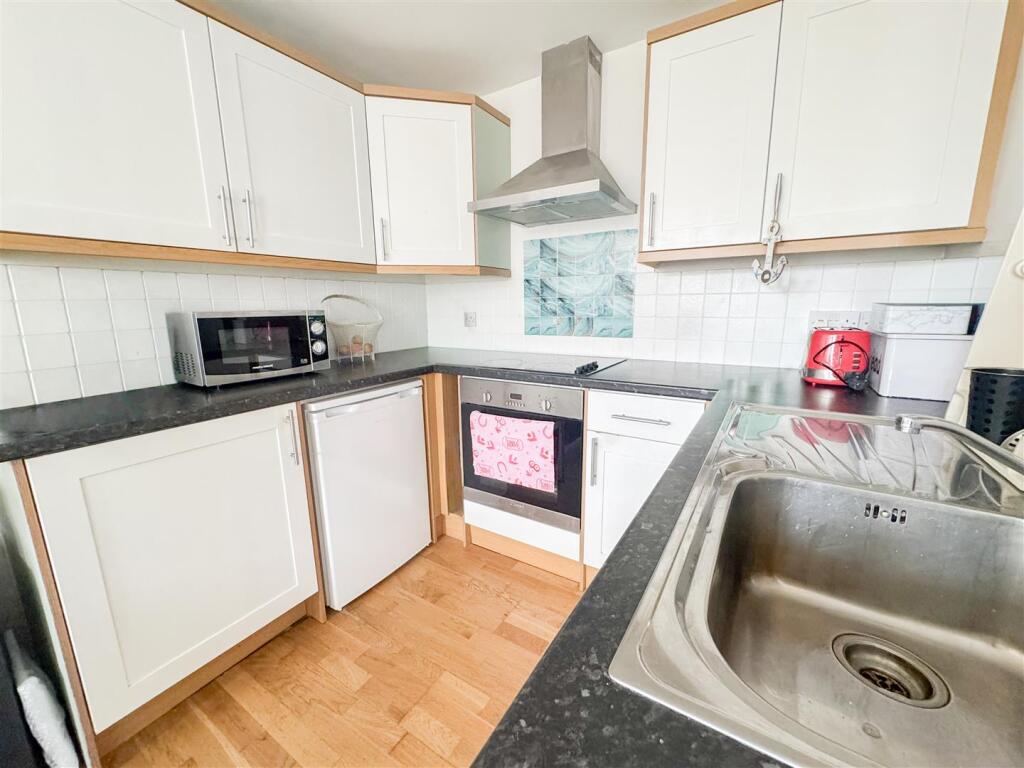 Apartment in Rother, Central, Bexhill-on-Sea - View 4