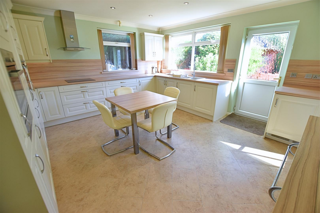 Harneis Crescent, Laceby, Grimsby photo 2