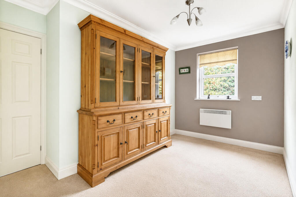 Apartment in Romford, Chadwell Heath - More