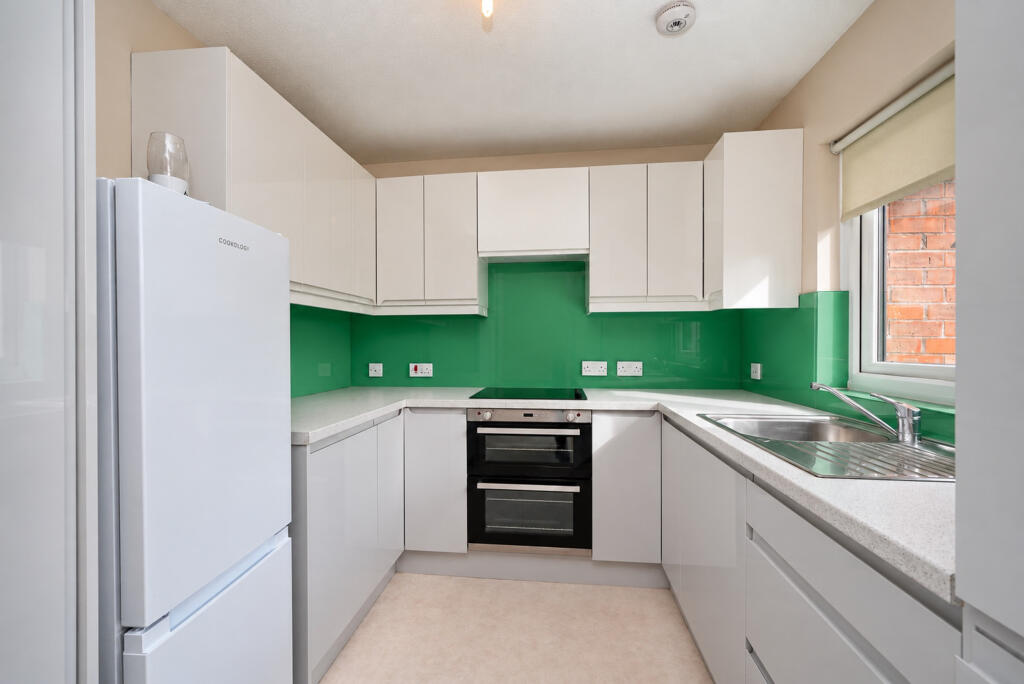 Apartment in Hemel Hempstead - View 2