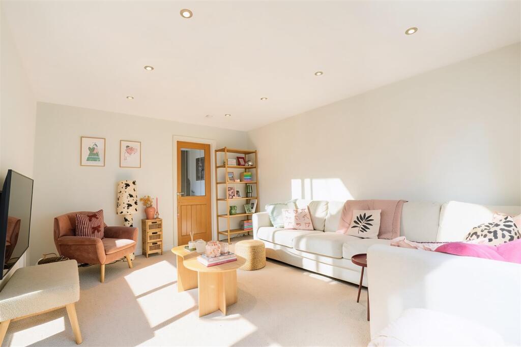 House in Calderdale, Hullenedge, Little Bradley - More