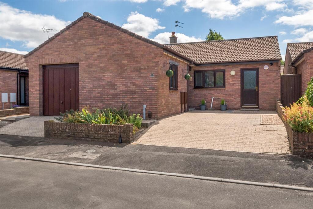 Main image of property: Hutton Close, Keynsham, Bristol
