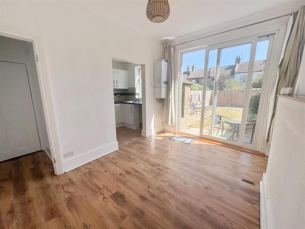 Brightwell avenue, Westcliff on sea photo 4