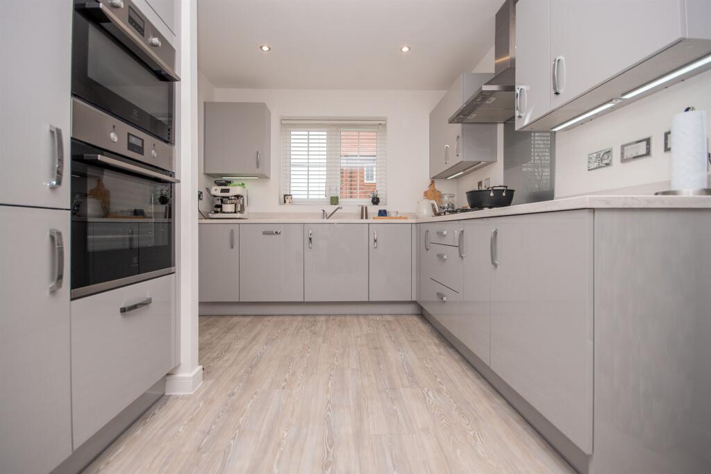 Periwinkle Gardens, Desborough, Kettering photo 4