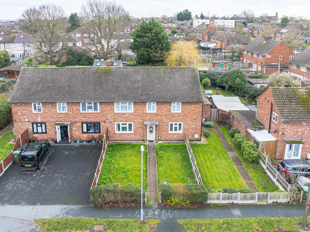 2-bed flat on Seven Acres, Wickford, SS11, £270,000