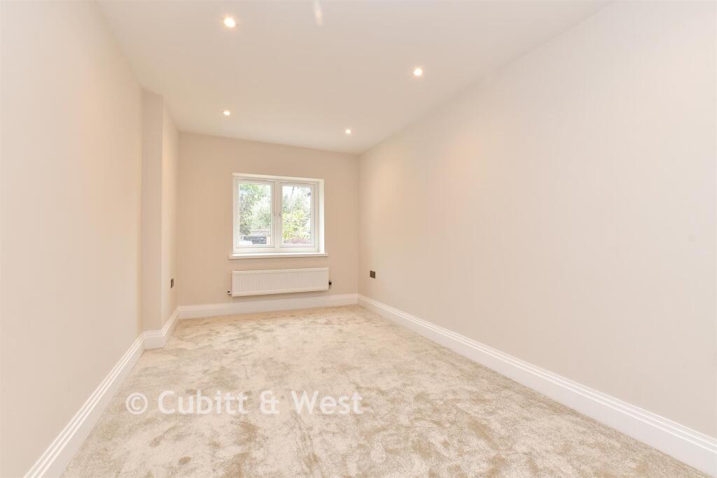 House in Sutton - View 4
